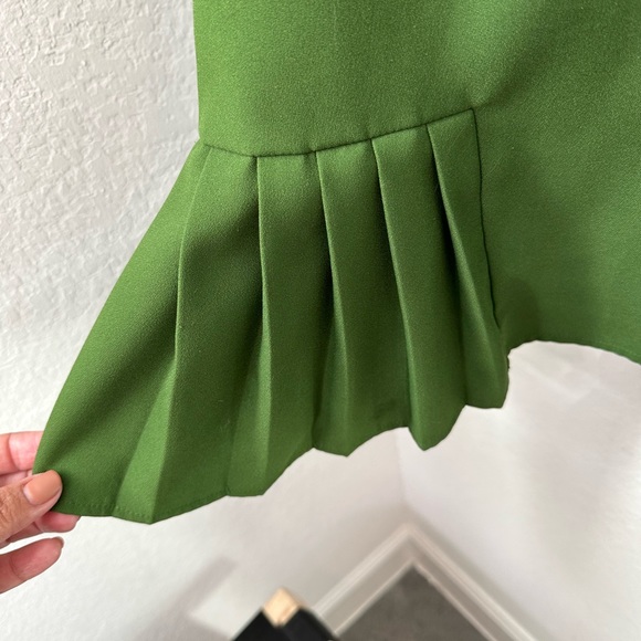 Lovely green top! So flattering and takes you from the office to a dinner date! - Picture 3 of 5